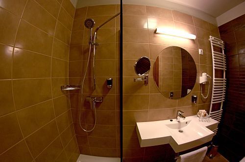 Cheap accommodation in Szekesfehervar in Mercure Hotel Magyar Kiraly - bathroom - hotel in the centre of Szekesfehervar