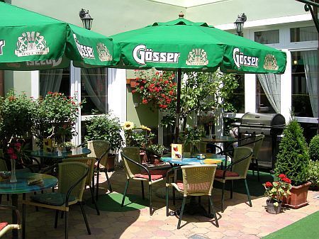 Terrace in Hotel Villa Classica - hotel in Papa - Hungary