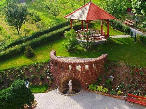 Castle Hotel Fried in Simontornya - romantic hotel in the heart of a large French castle park in Simontornya, Hungary