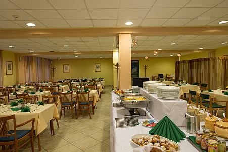 Restaurant in Alföld Gyöngye Hotel with half board in buffet line 