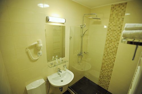 Park Hotel Gyula renovated nice bathroom in Gyula