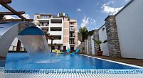 Outdoor pool and deck chairs in Hotel Auris in the centre of Szeged