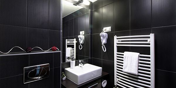 Hotel Auris in the centre of Szeged with modern bathroom