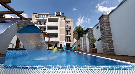 Outdoor pool and deck chairs in Hotel Auris in the centre of Szeged
